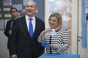  El primer ministro israelí, Benjamin Netanyahu (izq), y su mujer Sara (der), se disponen a votar en un centro electoral de Jerusalén