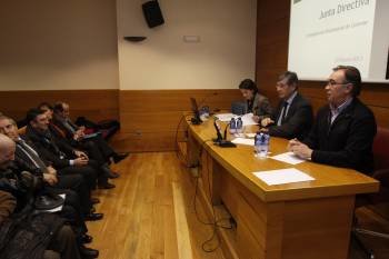 Rodríguez (centro) preside la reunión junto a María de Miguel (secretaria) y Santiago Melo (vicepresidente).  (Foto: XESÚS FARIÑAS)
