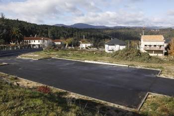 El área de autocaravanas de Lobios, en las inmediaciones del polideportivo y las piscinas. (Foto: XESÚS FARIÑAS)