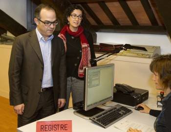 Los diputados de CiU, Jordi Turull y de ERC, Marta Rovira, registran su propuesta a la declaración soberanista. (Foto: T. GARRIGA)
