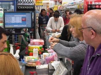 Un grupo de personas, ante el cajero de un supermercado (Foto: ARCHIVO)
