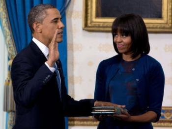 Obama jura sobre una Biblia, propiedad de la familia de su esposa. (Foto: EFE)