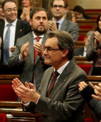 El presidenta catalán, Artur Mas, aplaude tras la votación. (Foto: TONI ALBIR)