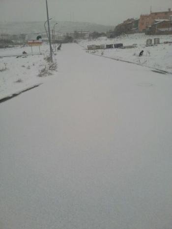 La presencia de nieve o hielo en la red viaria debida al temporal de días pasados ha dejado este jueves sin clase a 300 alumnos de 15 centros de las provincia de Lugo y Ourense