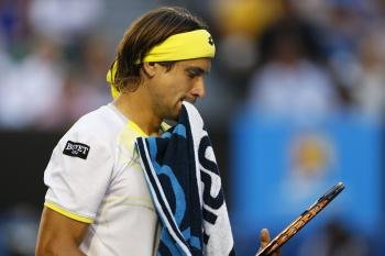  El tenista español David Ferrer muerde la toalla durante el partido de semifinales disputado contra el serbio Novak Djokovic
