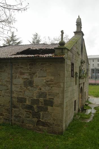 Imagen de la capilla de Os Remedios, con el techo al descubierto. (Foto: MIGUEL ANGEL)