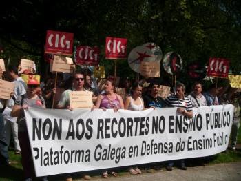 Protesta sindical contra los recortes en la enseñanza pública, el pasado junio en Santiago. (Foto: ARCHIVO)