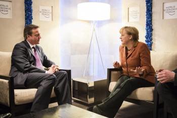 David Cameron y Angela Merkel, durante la reunión que mantuvieron ayer en Davos. (Foto: JESCO DENZEL)