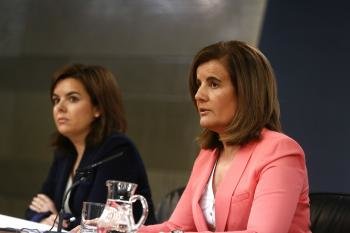 Soraya Sáenz de Santamaría y Fátima Báñez en la rueda de prensa del Consejo de Ministros
