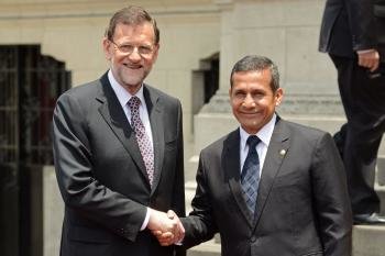 El presidente del Ejecutivo español, Mariano Rajoy (i), saluda al presidente de Perú, Ollanta Humala (Foto: EFE)