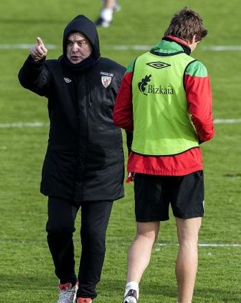 El jugador del Athletic de Bilbao Fernando Llorente junto al técnico del equipo vasco, Marcelo Bielsa.
