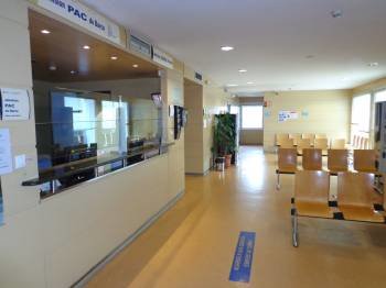 Sala de espera del Área de Urxencias del Hospital comarcal Valdeorras, en O Barco. (Foto: J.C.)