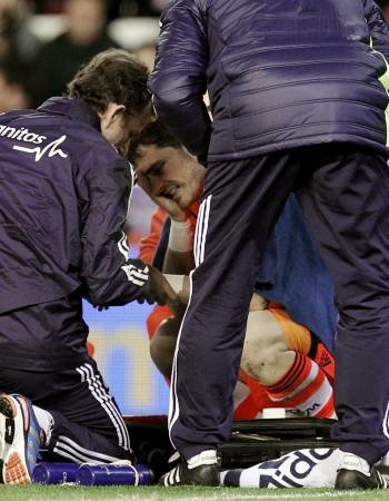 Casillas, en el momento de ser atendido en Mestalla. (Foto: J.C. CÁRDENAS)