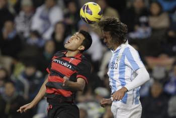 Gustavo Cabral pelea la pelota con Demichelis, hace una semana en Málaga. (Foto: JORGE ZAPATA)