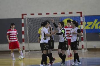 Marta Rodríguez celebra con el resto de compañeras uno de los cinco goles del Ponte. (Foto: MIGUEL ÁNGEL)