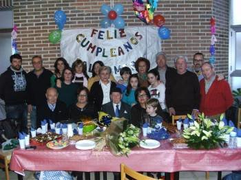 Amigos y familiares acompañan a Baldomero, que cumplió 100 años el pasado día 17 en Ourense. (Foto: M.A.)