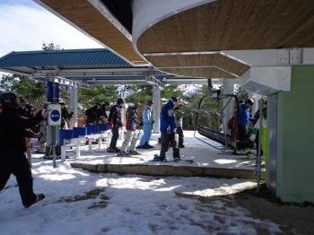 Un grupo de esquiadores accede al telesilla.