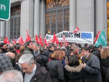 Trabajadores de Bankia protestan contra el ERE en la entidad ante la sede del Banco de España de Madrid.