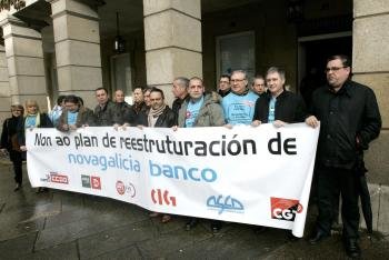 Los representantes sindicales de Novagalicia Banco han parado durante media hora la reunión que mantienen con la patronal del Banco