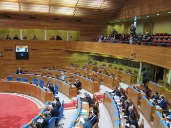 Los diputados de la oposición en el Parlamento gallego, salvo los portavoces, se han ausentado hoy del pleno de presupuestos