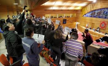 Los trabajadores de Navantia protestan en la tribuna de invitados del Parlamento gallego (Foto: LAVANDEIRA JR)