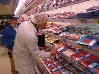Un inspector, durante un control de carne envasada en un supermercado. (Foto: ARCHIVO)