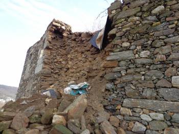 Parte de la muralla del castillo de O Bolo que se cayó el fin de semana. (Foto: J.C.)