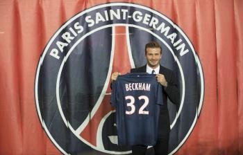 El futbolista británico David Beckham, posa con su nueva camiseta durante una rueda de prensa en la que se anunció su fichaje con el Paris Saint Germain (Foto: EFE)