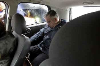 Manuel Fernández Castiñeiras, abandonando el miércoles la prisión de Teixeiro en un vehículo. (Foto: ÓSCAR CORRAL)