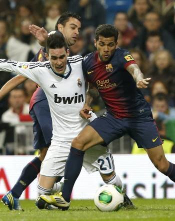 Dani Alves pelea el balón con Callejón, el miércoles durante el partido del Bernabéu. (Foto: JUANJO MARTÍN)