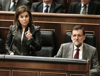  La vicepresidenta del Gobierno, Soraya Sáenz de Santamaría, en presencia del jefe del Ejecutivo, Mariano Rajoy (Foto: EFE)