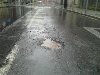Estado del pavimento de la calle Ribeiro-Carballiño.