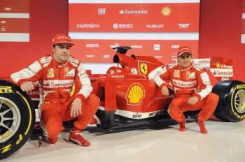 Alonso y Massa, ayer con el monoplaza con el que Ferrari disputará el Mundial 2013. (Foto: E. COLOMBO)