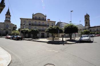 Centro urbano de la localidad de Maside, localidad que quiere reducir el coste en alumbrado. (Foto: MARTIÑO PINAL)