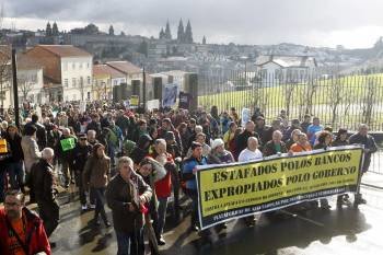 Los manifestantes, en las inmediaciones de la residencia oficial del presidente de la Xunta.  (Foto: ÓSCAR CORRAL)