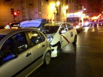Imagen de la colisión del taxi que invadió la calzada.