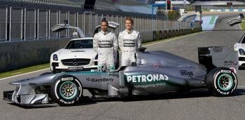 Los pilotos de F1 Lewis Hamilton (i) y Nico Rosberg del equipo alemán Mercedes AMG Petronas durante la presentación hoy (Foto: EFE)