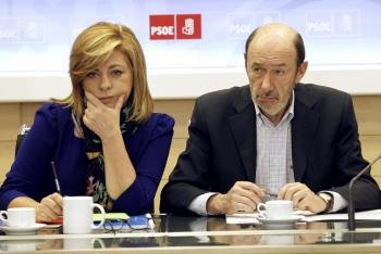 El secretario general del PSOE, Alfredo Pérez Rubalcaba, y la vicesecretaria, Elena Valenciano (Foto: EFE)