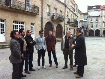 El grupo de visitantes de Querétaro visitaron el casco histórico de Ribadavia.