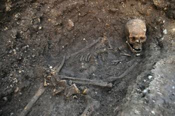 El esqueleto de Ricardo III, en la fosa en la que fue hallado en el aparcamiento de Leicester. (Foto: H.O.)