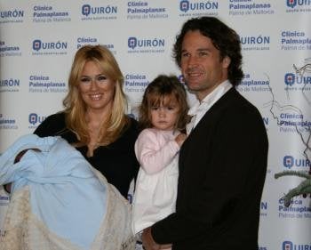 Carolina Cerezuela y Carlos Moyá posan con sus hijos.