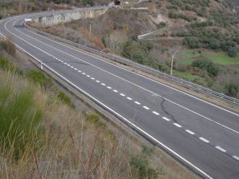 El firme de la carretera N-120 se hunde en el tramo de Covas (Rubiá). (Foto: J.C.)