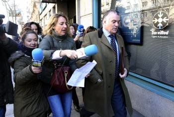 Luis Bárcenas, seguido por los periodistas tras salir de su casa ayer por la mañana en Madrid. (Foto: ZIPI)