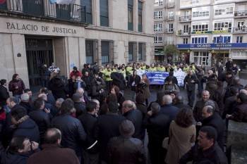Alcaldes y cargos del PP a la espera de la llegada de José Luis Baltar al Pazo de Xustiza de Ourense. (Foto: MIGUEL ÁNGEL)