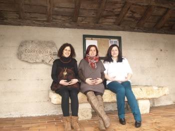 Marta Vázquez, Beatriz Barreiro y María José González, tres de las cuatro futuras mamás en Pontedeva.