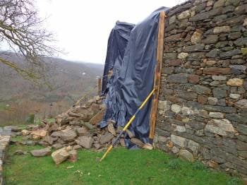 La parte deteirorada de la muralla exterior del castillo de O Bolo fue cubierta con un enorme plástico. (Foto: J.C.)