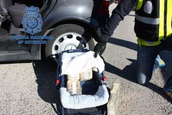 Agentes de la Policía Nacional han detenido a un hombre y han intervenido más de 55 kilos de hachís, de los cuales 10 se encontraban ocultos en la silla porta-bebés de un vehículo