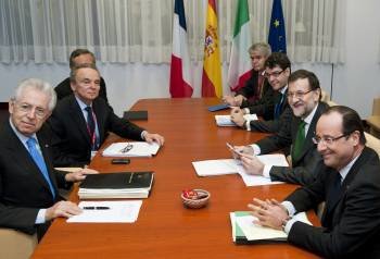 En primer término, Mario Monti (i.) y François Hollande (d.) junto a Mariano Rajoy. (Foto: HORST WAGNER)