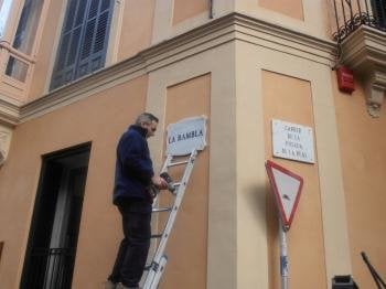 El Ayuntamiento de Palma procede a la colocación de las nuevas placas de La Rambla en las que se ha eliminado el nombre de los Duques de Palma