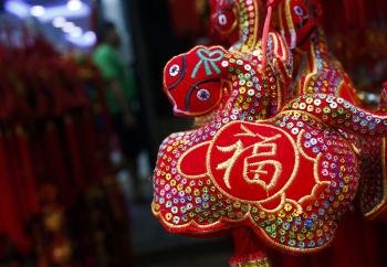 Detalle de una serpiente del zodiaco chino en una tienda de Chinatown en Singapur